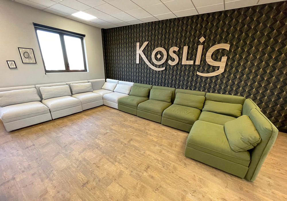 Koslig : Logo en bois & Canapé